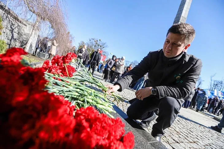 9 апреля студенты и&nbsp;сотрудники БФУ возложили цветы к&nbsp;мемориалу 1200 воинам-гвардейцам |  5