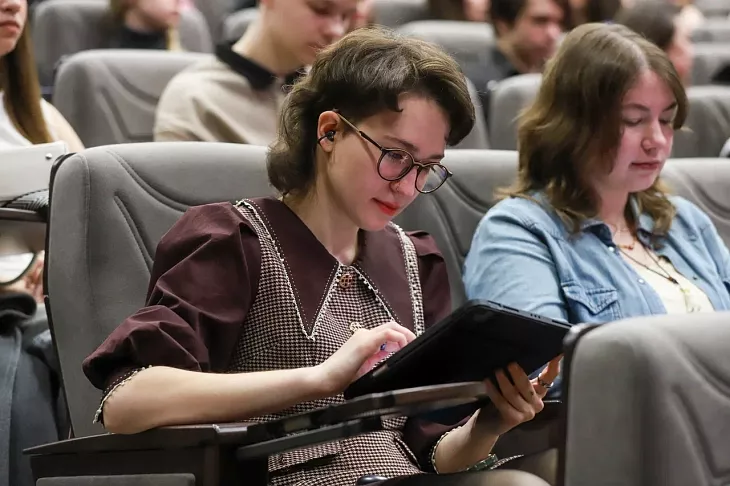 Шоу талантов, викторины и&nbsp;круассаны: студенты-лингвисты отметили День французского языка |  7