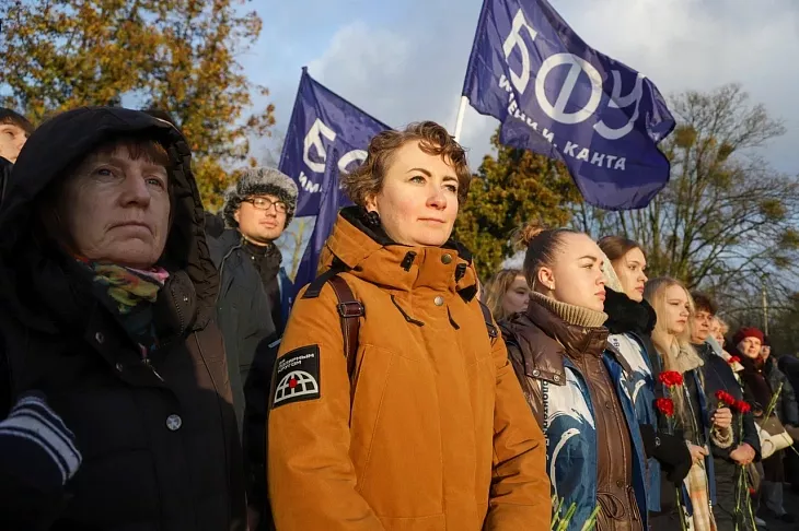 Студенты и сотрудники БФУ им. И. Канта возложили цветы к мемориалу 1200 воинам-гвардейцам в День Героев Отечества |  5