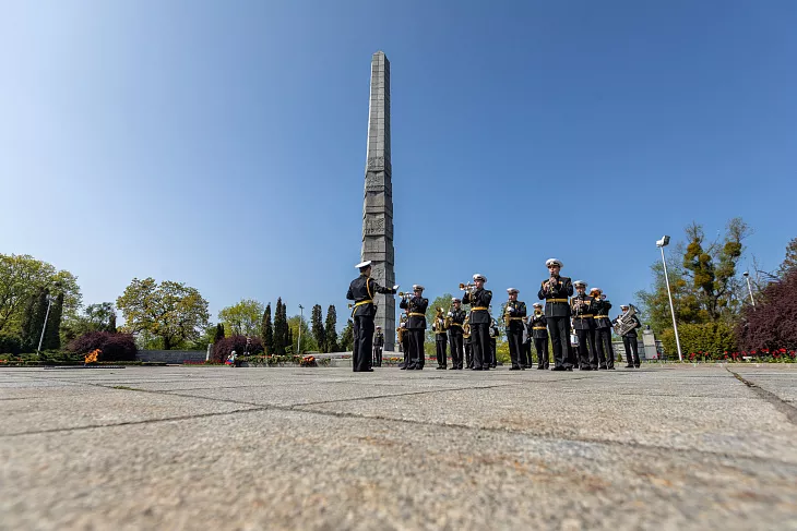 Студенты БФУ им.&nbsp;И.&nbsp;Канта возложили цветы к&nbsp;памятнику 1200 воинам-гвардейцам |  14