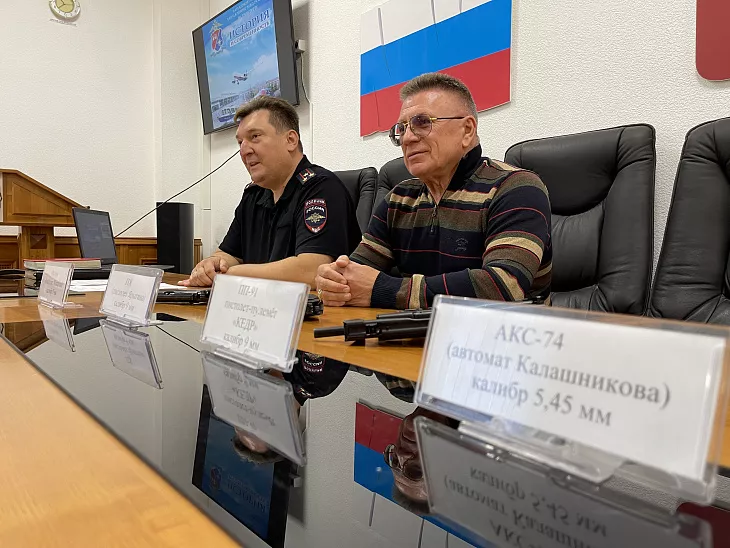 Сотрудники транспортной полиции организовали для студентов БФУ практическое занятие |  1