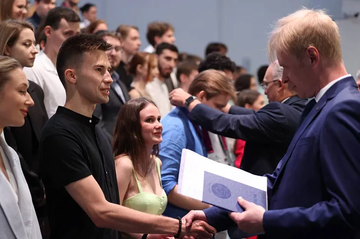 В БФУ им. Канта вручают дипломы выпускникам 2023 года |  7