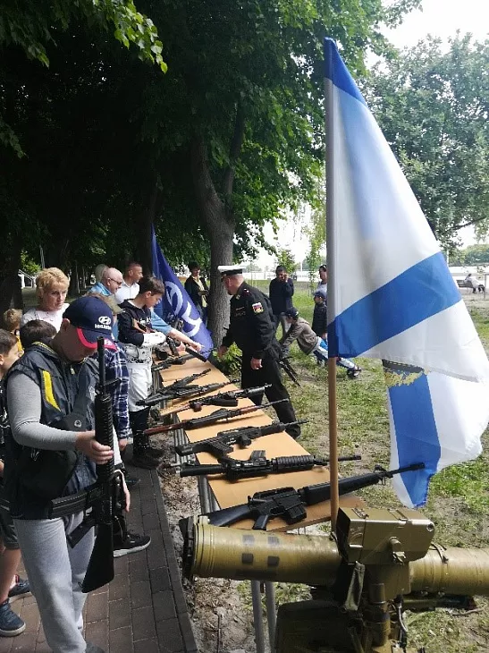 Сотрудники Военного учебного центра организовали выставку оружия в Светлом |  1