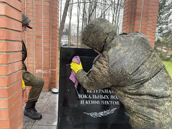 Студенты Военного учебного центра БФУ провели работы по&nbsp;благоустройству мемориалов |  1