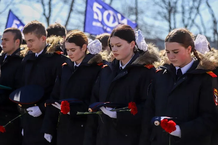 9 апреля студенты и&nbsp;сотрудники БФУ возложили цветы к&nbsp;мемориалу 1200 воинам-гвардейцам |  4