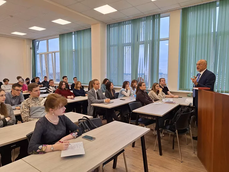  «О конституционном развитии России»: юрист Олег Румянцев представил в БФУ им. И. Канта свое трехтомное издание |  2
