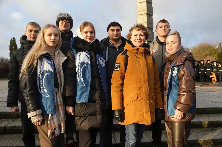 Студенты и сотрудники БФУ им. И. Канта возложили цветы к мемориалу 1200 воинам-гвардейцам в День Героев Отечества |  1