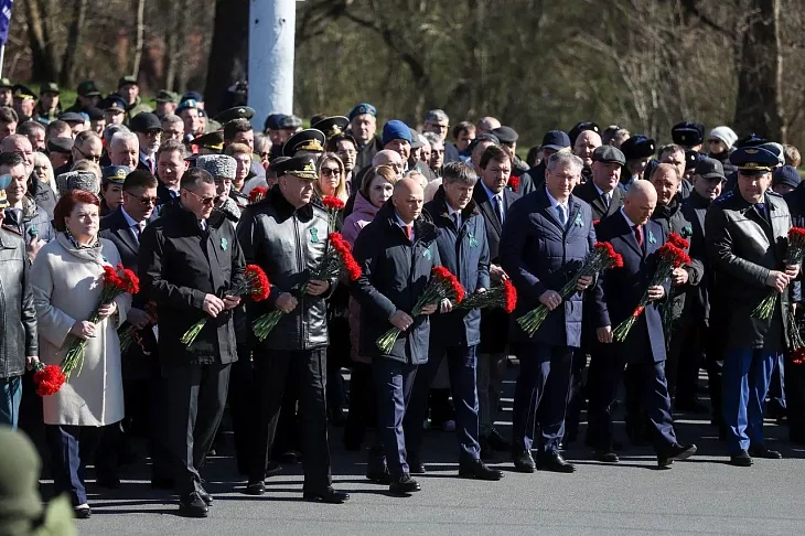 9 апреля студенты и&nbsp;сотрудники БФУ возложили цветы к&nbsp;мемориалу 1200 воинам-гвардейцам |  6