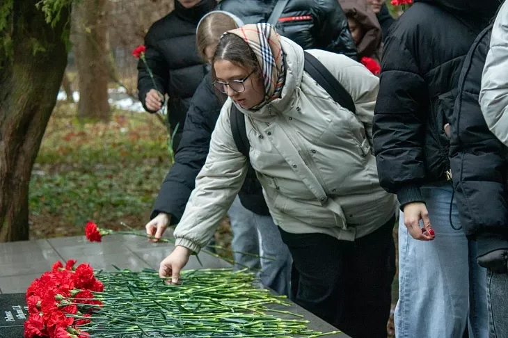 Студенты и сотрудники университета приняли участие в памятной акции, приуроченной ко Дню Неизвестного Солдата |  2