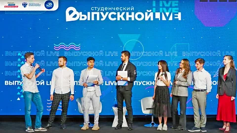 Владимир Путин, Дмитрий Чернышенко, Валерий Фальков, Алексей Комиссаров и Елена Шмелева поздравили выпускников вузов
