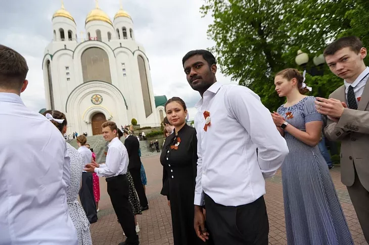 В центре Калининграда студенты БФУ им.&nbsp;И.&nbsp;Канта исполнили «Вальс Победы»  |  5