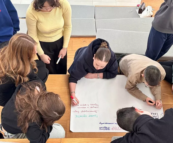 Нейросети, комиксы и&nbsp;фактчекинг: студенты БФУ обучили школьников медиаграмотности |  3