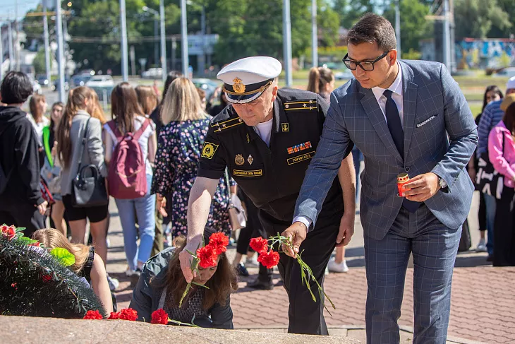 Студенты БФУ возложили цветы на&nbsp;площади маршала Василевского |  18