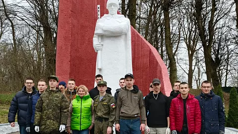 Память о героях: студенты БФУ им. И. Канта ухаживают за мемориальным комплексом в Приморске