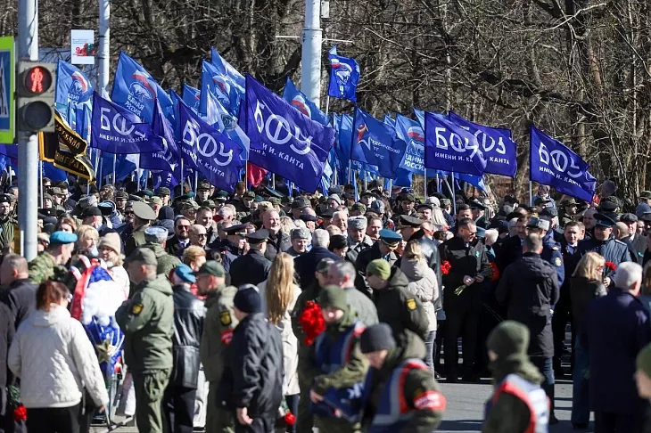 9 апреля студенты и&nbsp;сотрудники БФУ возложили цветы к&nbsp;мемориалу 1200 воинам-гвардейцам |  3