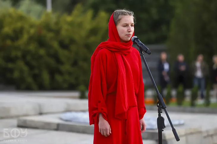 В День памяти и&nbsp;скорби ректор, студенты и&nbsp;преподаватели возложили цветы к&nbsp;мемориалу  |  3