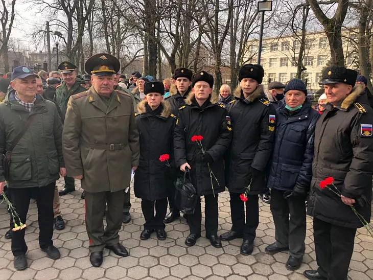 Студенты БФУ возложили цветы в День памяти о россиянах, исполнявших служебный долг за пределами Отечества |  3