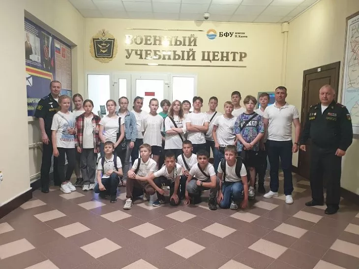 В военном учебном центре прошла экскурсия для школьников |  2