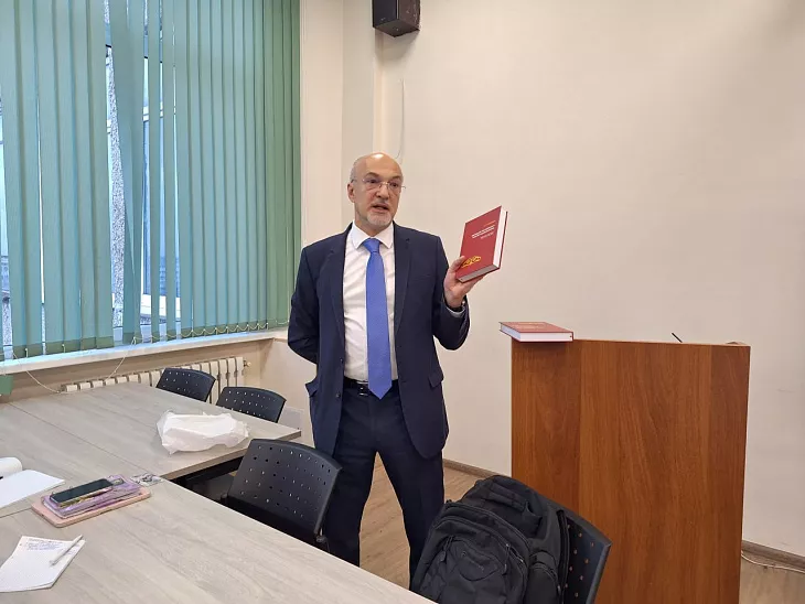 «О конституционном развитии России»: юрист Олег Румянцев представил в БФУ им. И. Канта свое трехтомное издание |  1