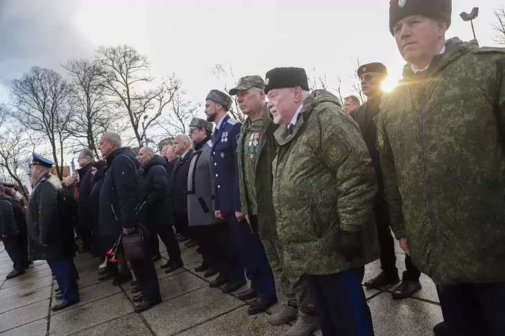 Студенты и сотрудники БФУ им. И. Канта возложили цветы к мемориалу 1200 воинам-гвардейцам в День Героев Отечества |  2
