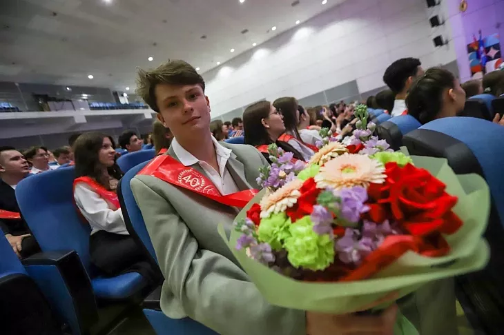 Ректор и&nbsp;руководители подразделений БФУ поздравили выпускников Калининграда |  9
