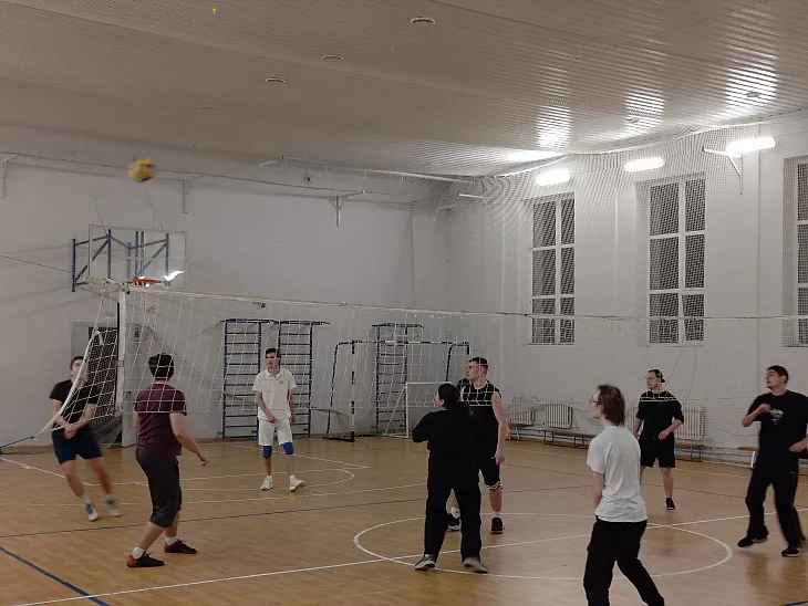 Спортивный азарт и&nbsp;дружеская атмосфера: как&nbsp;прошел турнир по&nbsp;волейболу в&nbsp;Институте высоких технологий |  2
