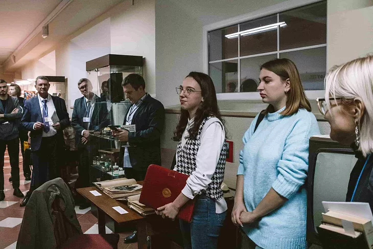 В Музее советского детства открылась выставка «Чугун и сталь: люди Вагонзавода» |  1