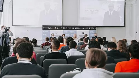 Иностранные студенты БФУ им. И. Канта получили навыки работы с информацией на Международной зимней исторической школе
