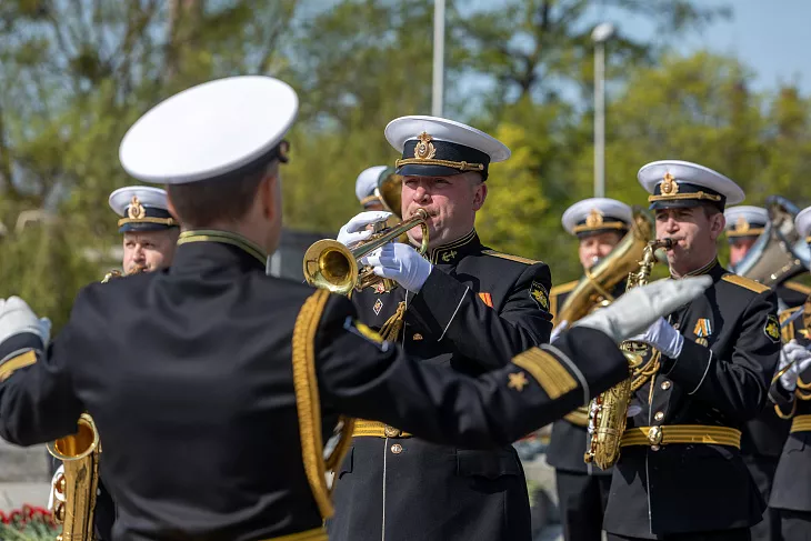 Студенты БФУ им.&nbsp;И.&nbsp;Канта возложили цветы к&nbsp;памятнику 1200 воинам-гвардейцам |  11