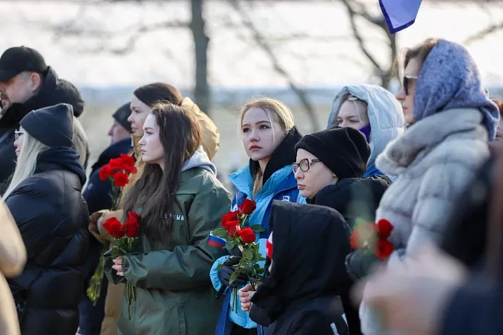 В День защитника Отечества студенты и сотрудники БФУ им. И. Канта возложили цветы к мемориалу 1200 воинам-гвардейцам |  10