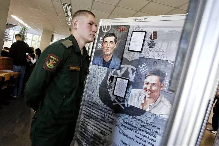 «Обычные пацаны, которые пошли защищать Родину»: в БФУ открылась выставка портретов героев СВО |  6