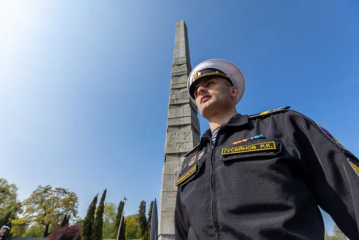 Студенты БФУ им.&nbsp;И.&nbsp;Канта возложили цветы к&nbsp;памятнику 1200 воинам-гвардейцам |  19