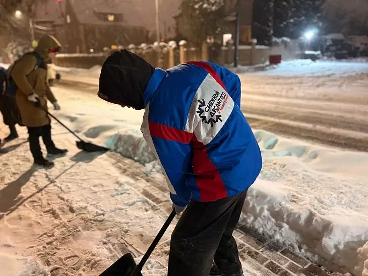 Студенты БФУ вышли на&nbsp;борьбу со&nbsp;снегом вместе с&nbsp;муниципальными службами |  1