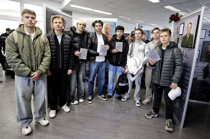 «Обычные пацаны, которые пошли защищать Родину»: в БФУ открылась выставка портретов героев СВО |  2