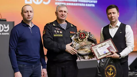 Помощь СВО: ректору БФУ им.&nbsp;И.&nbsp;Канта вручили Благодарственное письмо за&nbsp;помощь участникам спецоперации